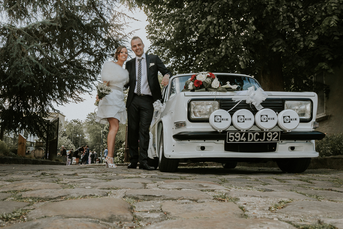 couple de mariés posant devant voiture de collection mairie de longjumeau