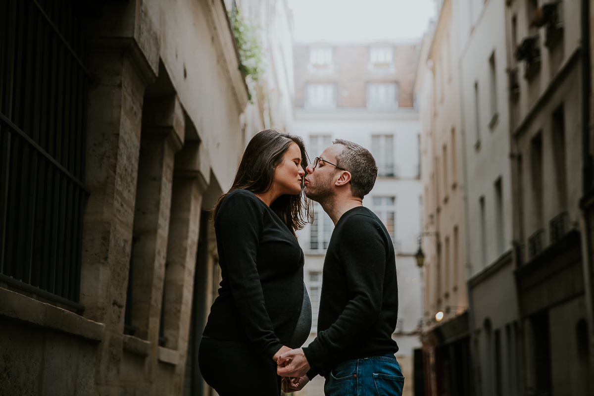 couple s'embrasse dans les rues parisiennes frederico santos
