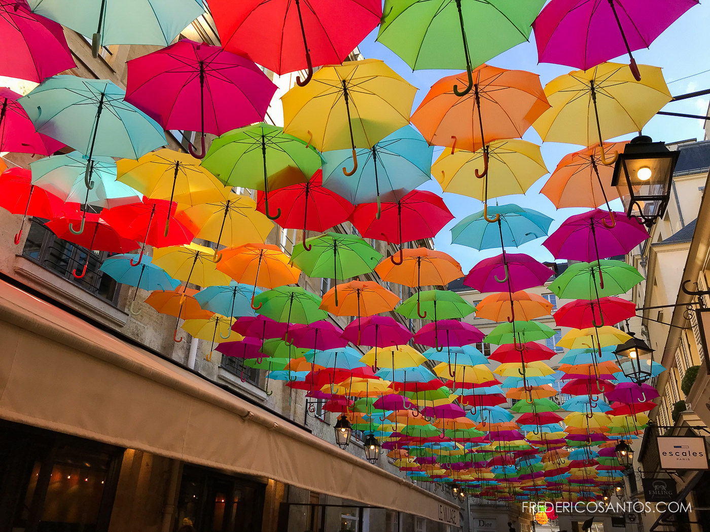 Un Ciel De Parapluies Colorés Au Village Royal à Paris – Frederico ...