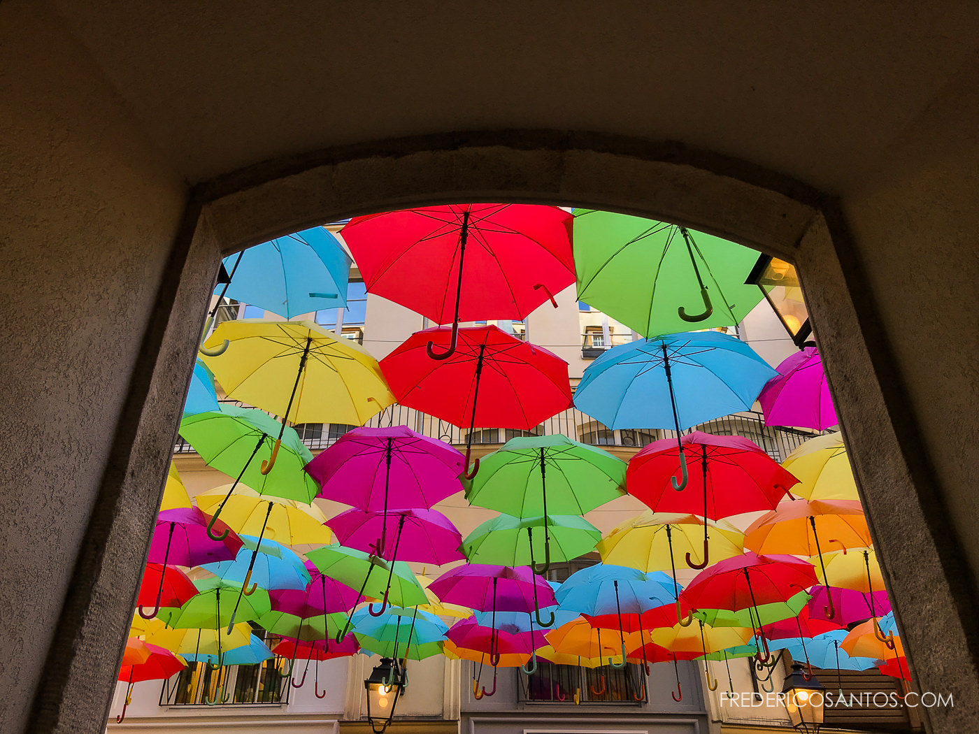 Un Ciel De Parapluies Colorés Au Village Royal à Paris – Frederico ...