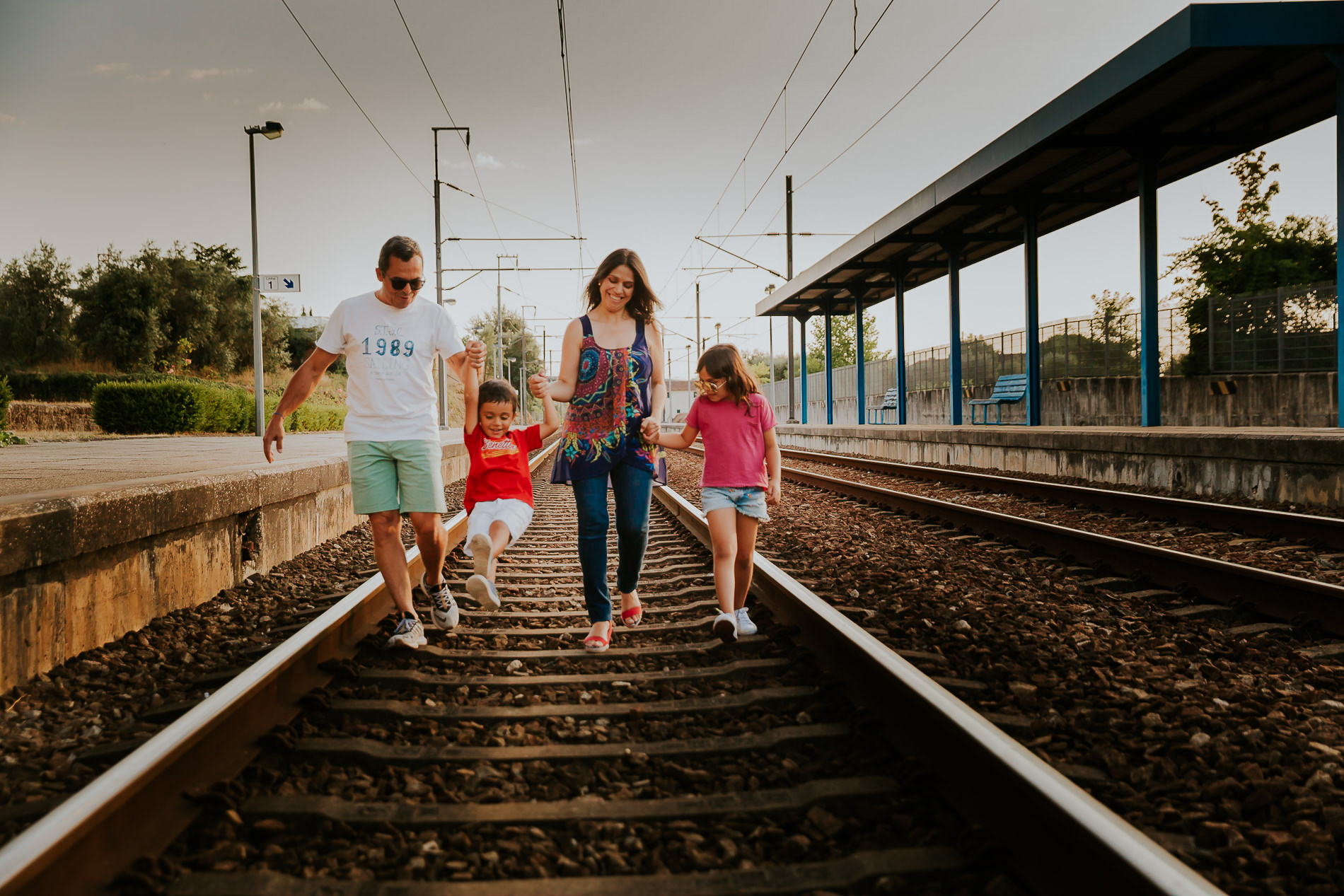 seance famille sur des rails dans une gare