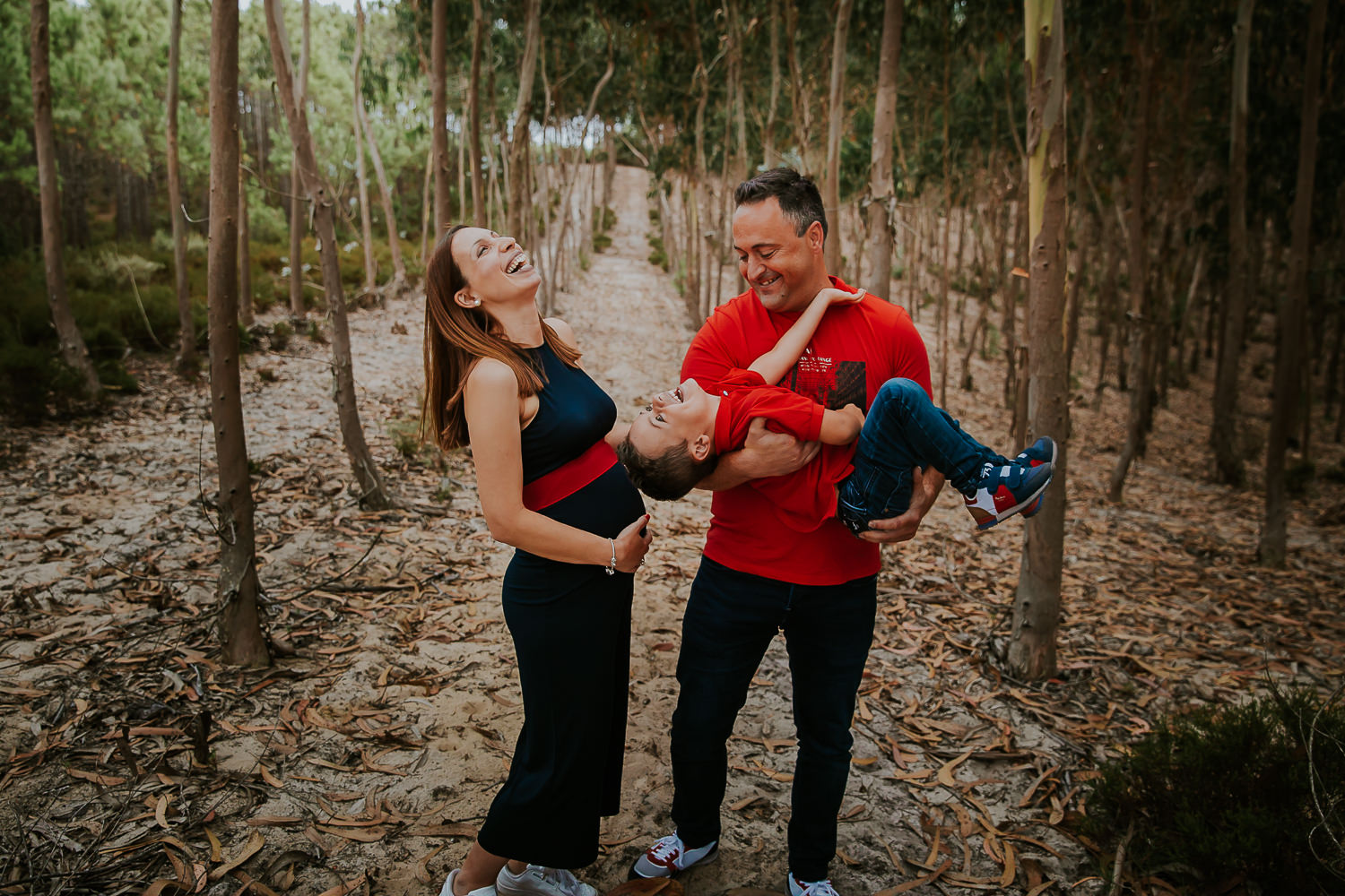 fou rire famille dans forets de pin séance photo grossesse frederico santos photographe
